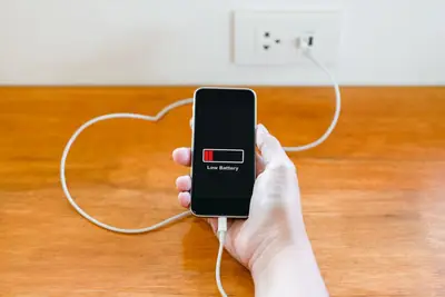 Smartphone battery at low charge while powering the screen